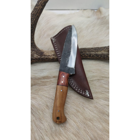 **Couteau de chasse type médiéval lame en brute de forge manche en bois olivier, full tang ref b105