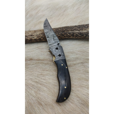 Couteau pliant lame acier damas 512 couches manche en corne de buffle mitre en acier damas ref P15