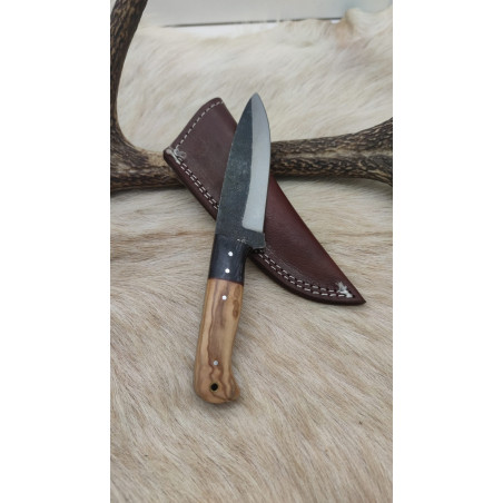 **Couteau de chasse type médiéval lame en brute de forge manche en bois olivier, full tang ref b103