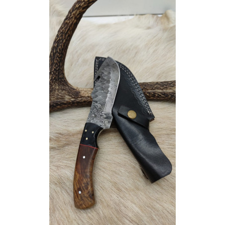 Couteau de chasse skinner, lame silex en acier damas 256 couches manche en noyer, mitre en c ref D10