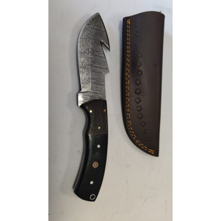 Couteau de chasse skinner, lame en acier damas 256 couches manche en corne, ref D15