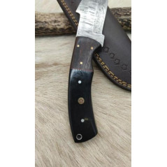 Couteau de chasse skinner, lame en acier damas 256 couches manche en corne, ref D15