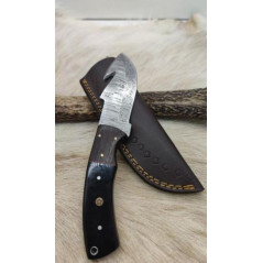 Couteau de chasse skinner, lame en acier damas 256 couches manche en corne, ref D15