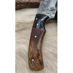 **Couteau de chasse skinner, lame silex en acier damas 256 couches manche en noyer, mitre en c ref D10