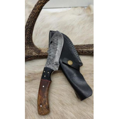 **Couteau de chasse skinner, lame silex en acier damas 256 couches manche en noyer, mitre en c ref D10