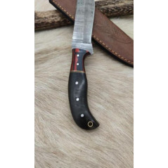 **Couteau de chasse lame damas manche en corne et mitre en bois de rose coloré ref CO1001