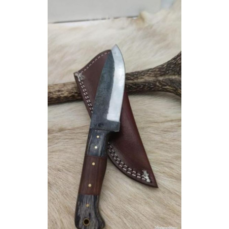 **Couteau de chasse type médiéval lame en brute de forge manche en bois noyer, full tang ref b102