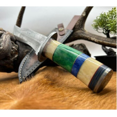 Couteau Bowie lame acier damas 256couches : pièce unique manche en os coloré véritable artisanal ref b111 CM40