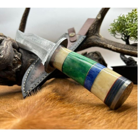 Couteau Bowie lame acier damas 256couches : pièce unique manche en os coloré véritable artisanal ref b111 CM40