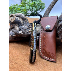 Magnifique couteau pliant avec lame de damas, manche en corne de belier et corne de buffle mitre en laiton etui en cuir CM89