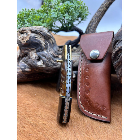 Magnifique couteau pliant avec lame de damas, manche en corne de belier et corne de buffle mitre en laiton etui en cuir CM89