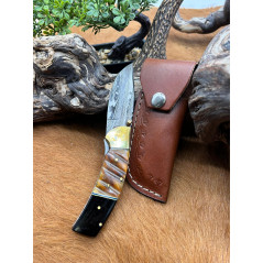 Magnifique couteau pliant avec lame de damas, manche en corne de belier et corne de buffle mitre en laiton etui en cuir CM89
