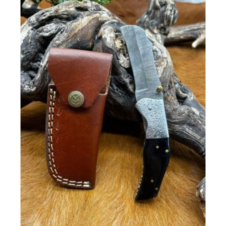 Couteau pliant lame damas 256 couches manche en corne de buffle avec etui D580