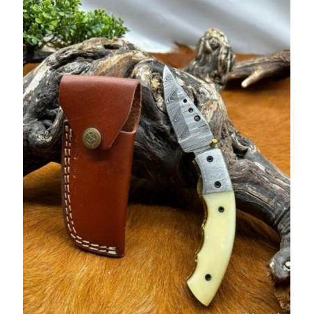 Couteau pliant lame en acier Damas 256 couches avec etui en cuire D578