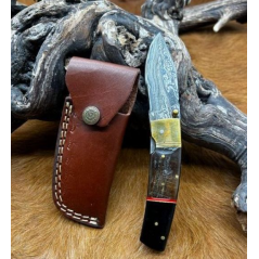 Magnifique couteau pliant avec lame en acier damas, manche en corne de bélier et corne de buffle BCB2