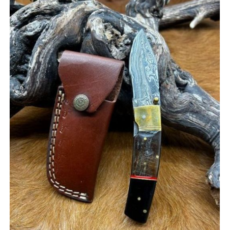 Magnifique couteau pliant avec lame en acier damas, manche en corne de bélier et corne de buffle BCB2