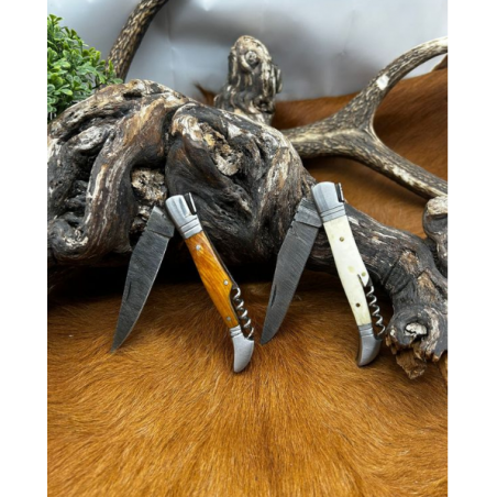 Magnifique lot de deux couteaux damas avec tire bouchons manche en bois et en os avec etui en cuir ref L3