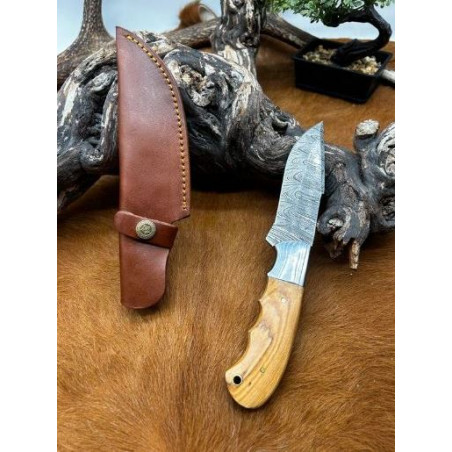 Couteau de chasse Damas manche en bois lame damas 256 couches avec étui en cuir ref F101
