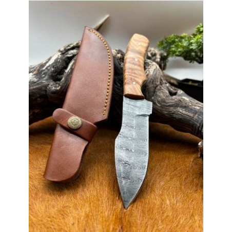 Couteau de chasse manche en bois lame damas 256 couches avec étui en cuir ref 102