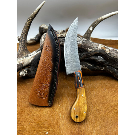 Couteau chasse lame damas 256 couches Manche en bois ref D54