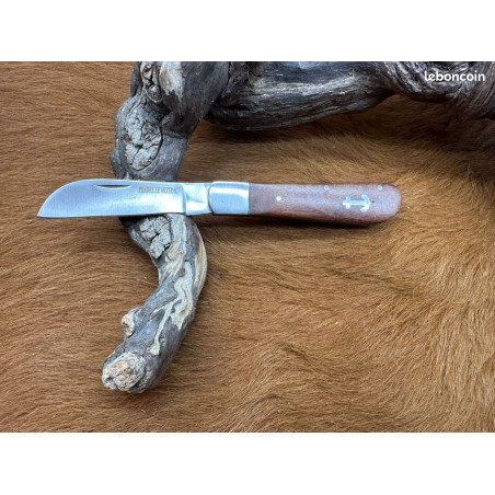 Couteau de Poche Pliant manche en Noyer avec croix Camarguaise incrustée (Gravure Prénom Offerte) ref CBN10